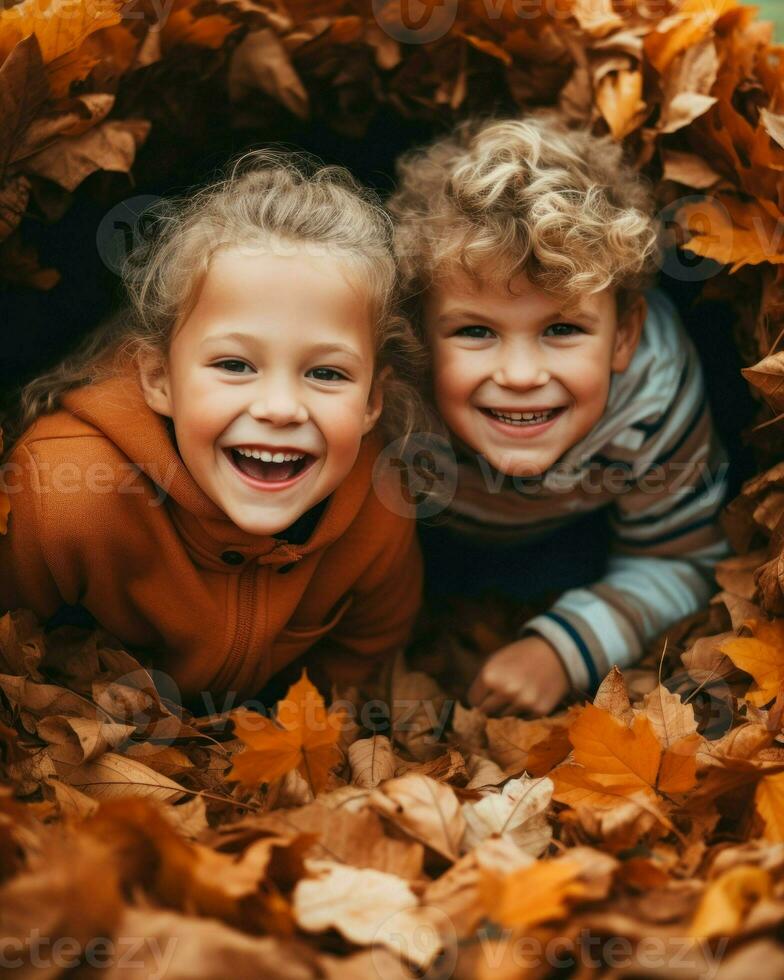 zwei froh Kinder, ihr Gesichter strahlend, umgeben durch beschwingt Herbst Blätter, Erstellen ein malerisch Moment von rein Glück.. generativ ai foto