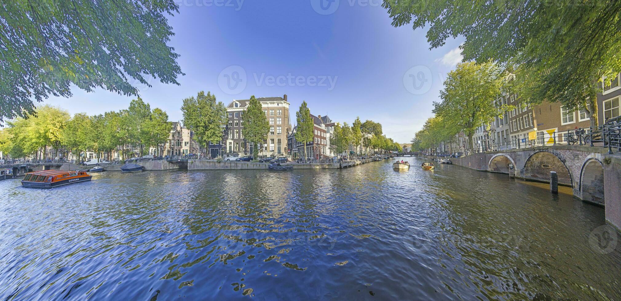 Aussicht Über ein typisch Kanal im das Niederländisch Metropole Amsterdam im Sommer- 2023 foto