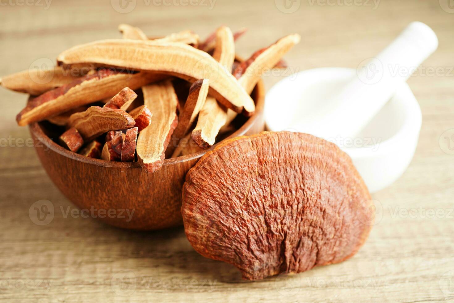 Lingzhi- oder Reishi-Pilz mit Kapseln, natürliches, gesundes Bio-Lebensmittel. foto