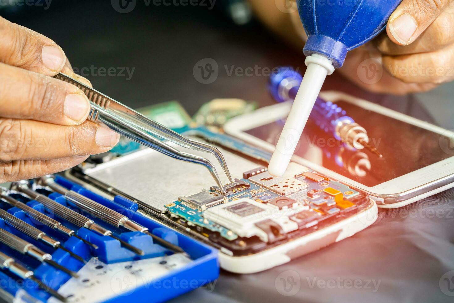 reparatur und aufrüstung der hauptplatine des notebooks, der elektronik, der computerhardware und des technologiekonzepts. foto