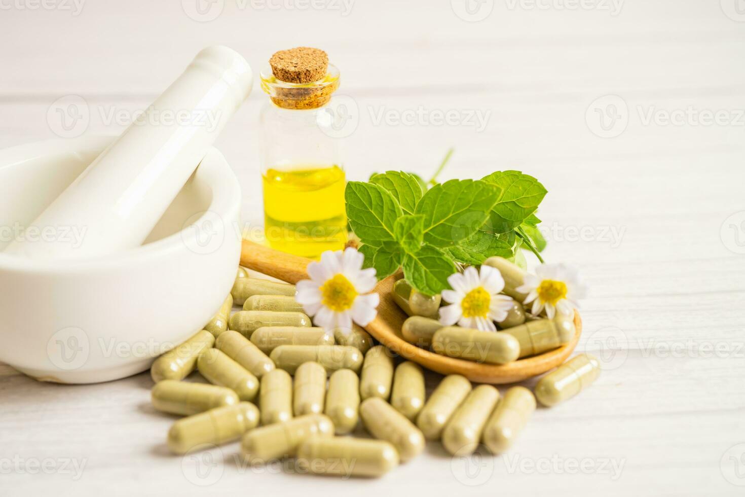 alternative Medizin pflanzliche Bio-Kapsel mit Vitamin E Omega 3 Fischöl, Mineralstoff, Medikament mit Kräuterblatt natürliche Nahrungsergänzungsmittel für ein gesundes und gutes Leben. foto