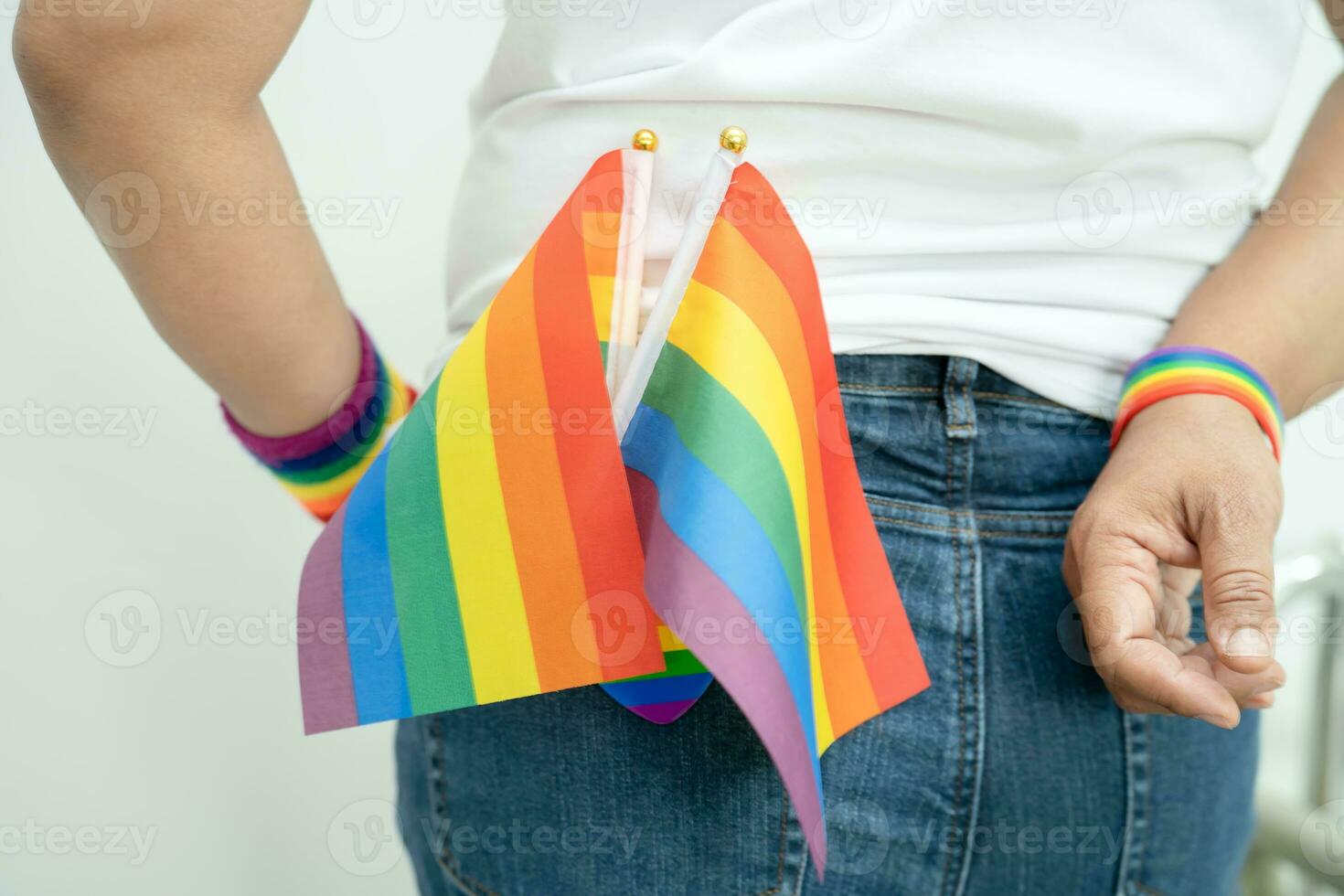 Frau halten lgbt Regenbogen bunt Flagge, Symbol von lesbisch, Fröhlich, bisexuell, Transgender, Mensch Rechte, Toleranz und Frieden. foto