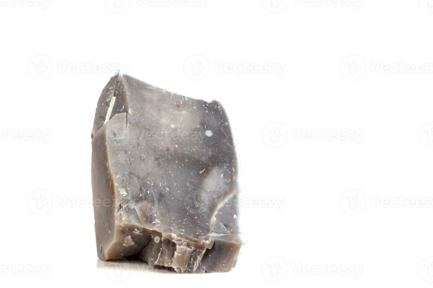Makro Mineral Stein Feuerstein im das Felsen auf ein Weiß Hintergrund foto