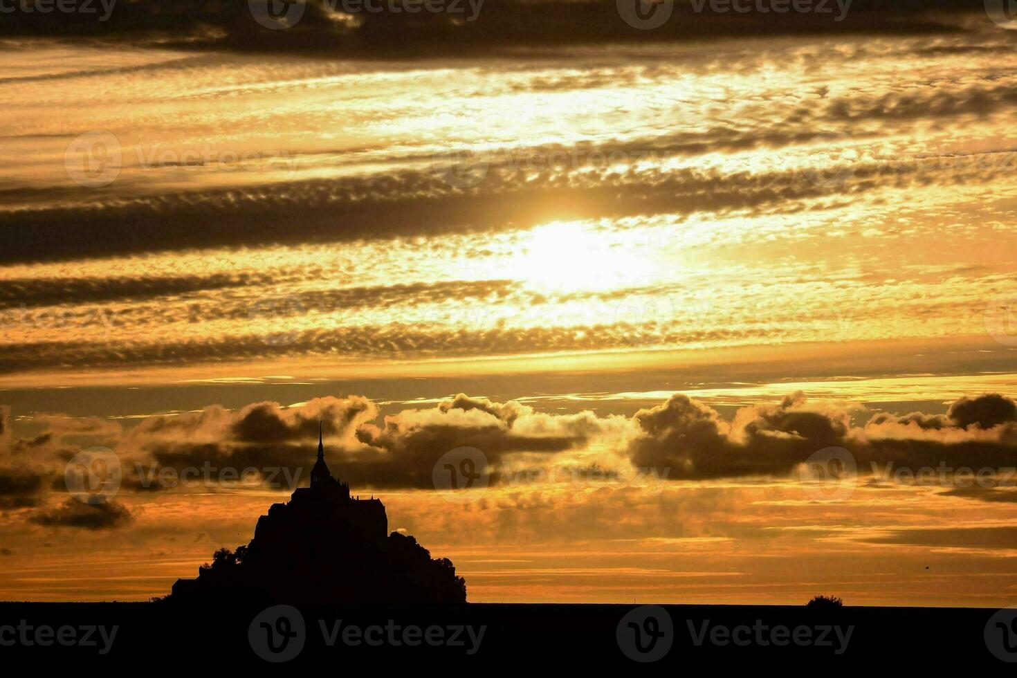 das Sonne setzt hinter ein groß Gebäude im das Entfernung foto