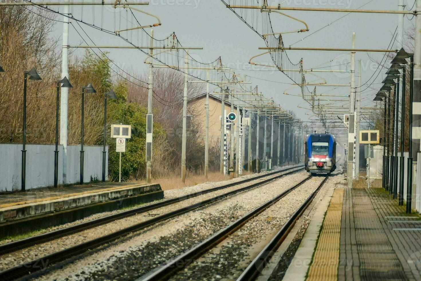 ein Blau Zug ist ankommen foto