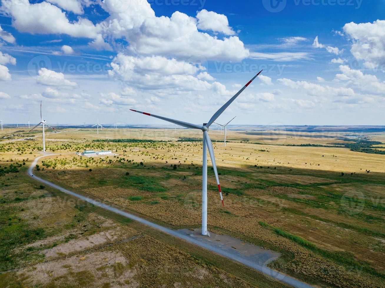 Windkraftanlagen auf dem Land im Sommertag, Luftbild foto