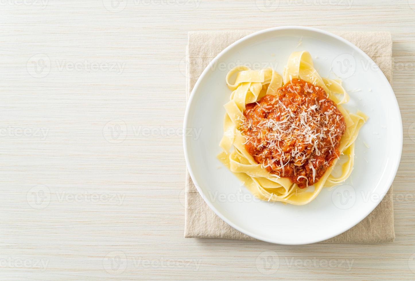 Schweinefleisch-Bolognese-Fettuccine-Nudeln mit Parmesankäse foto