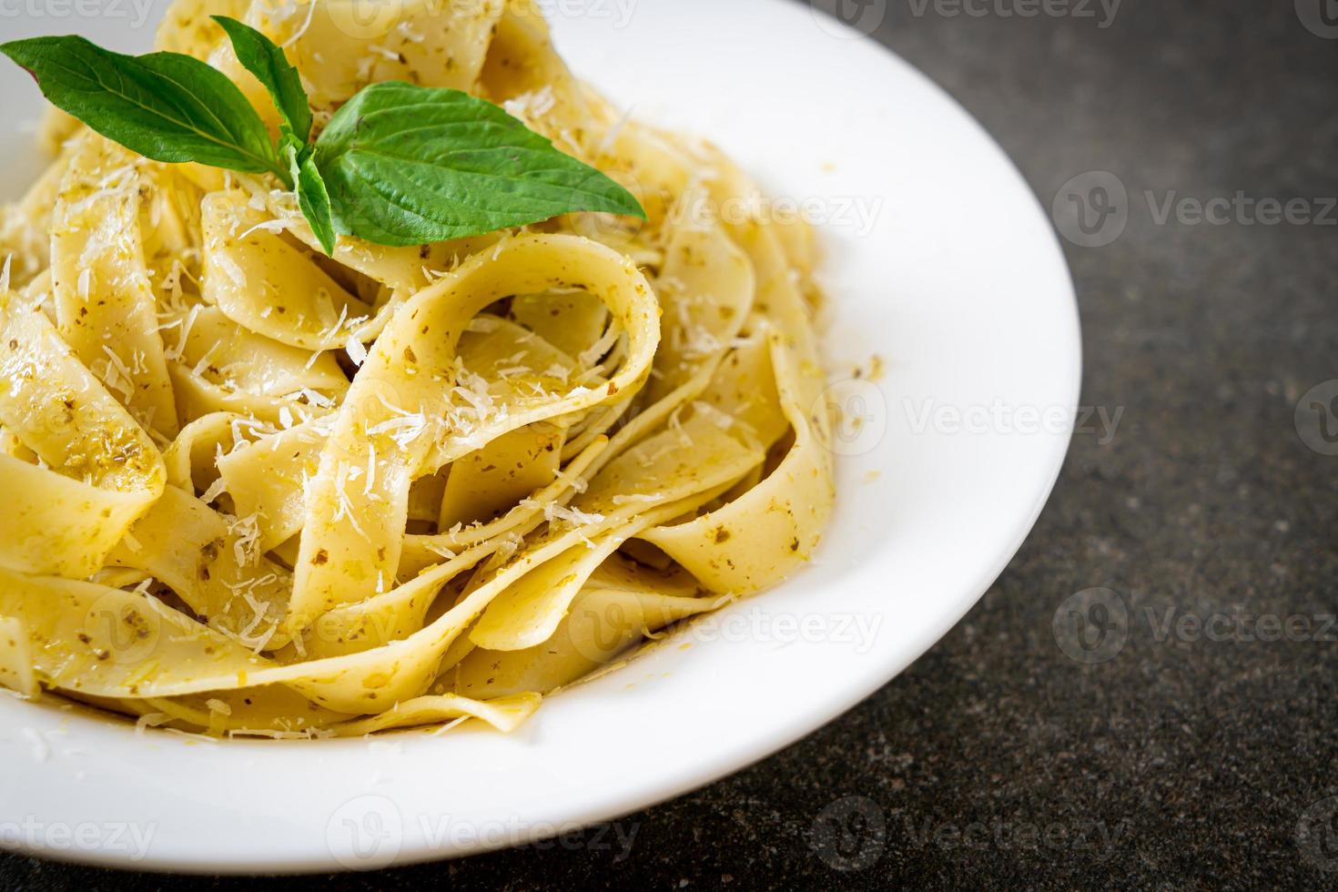 Pesto-Fettuccine-Nudeln mit Parmesankäse darüber foto