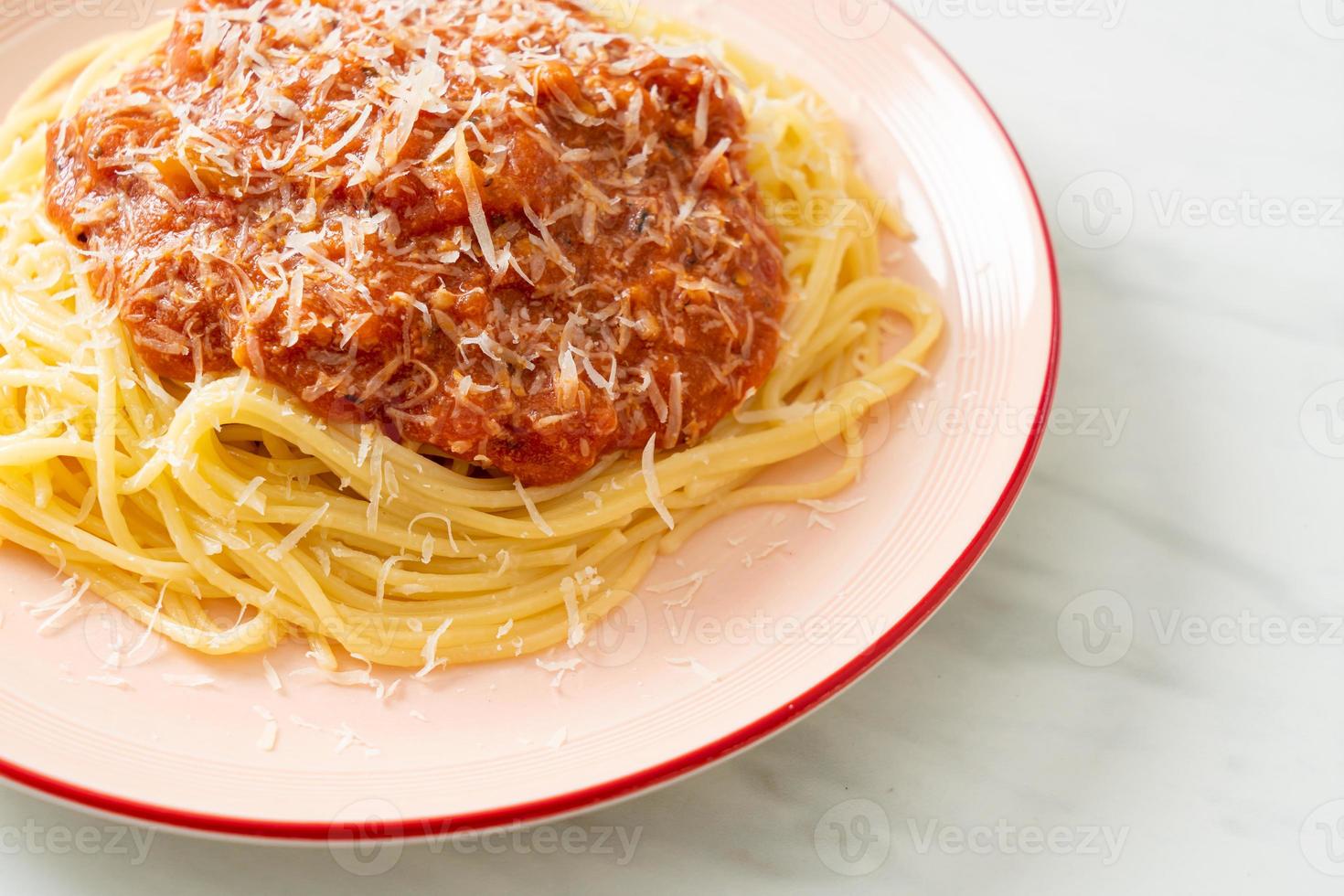 Bolognese-Spaghetti vom Schwein mit Parmesankäse foto