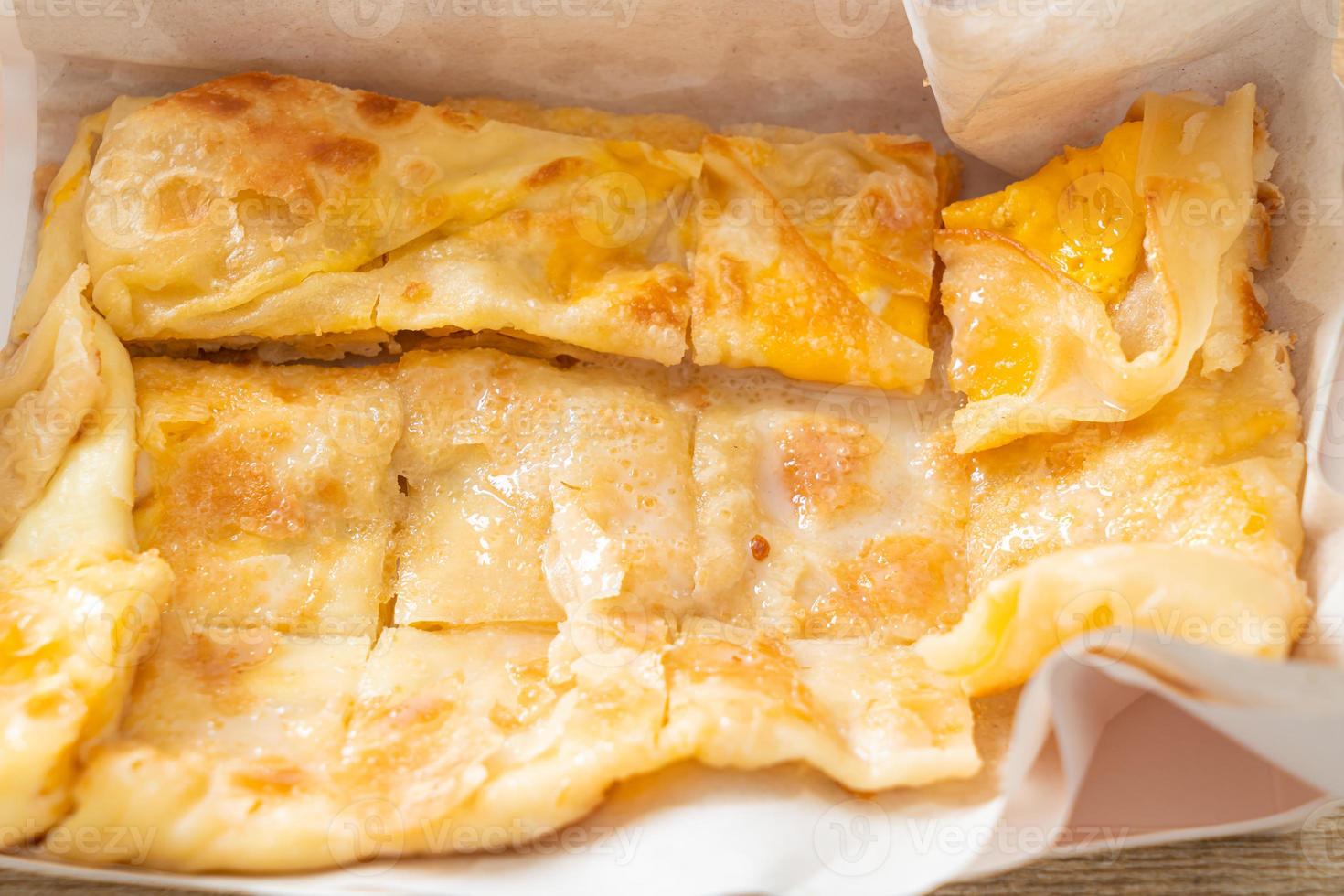 Roti mit Ei und gezuckerter Kondensmilch foto