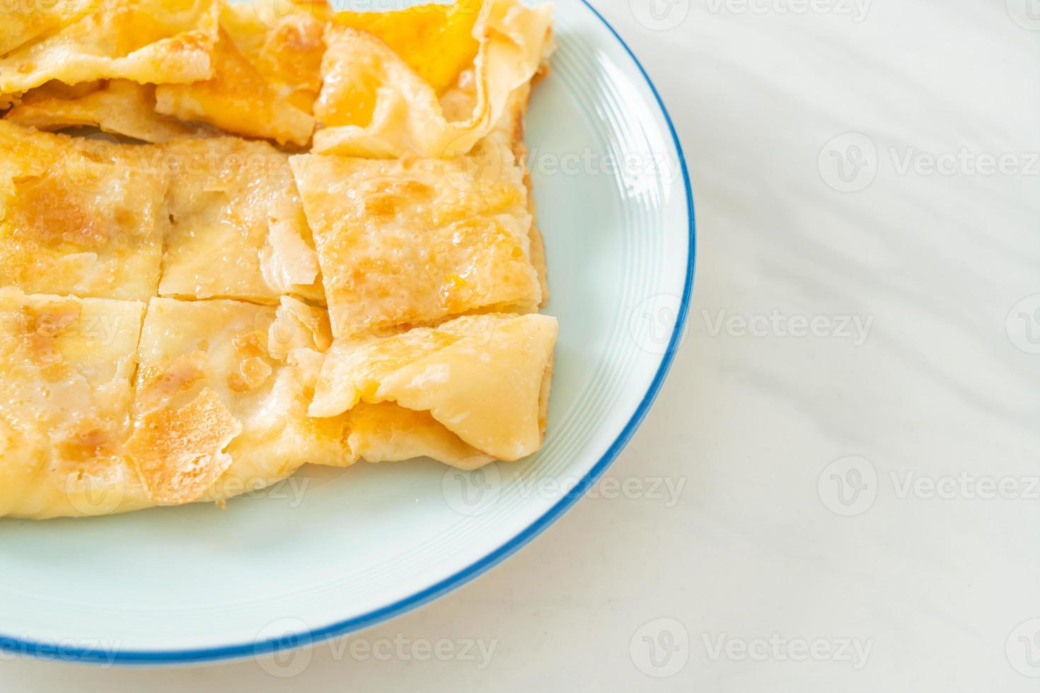 Roti mit Ei und gezuckerter Kondensmilch foto