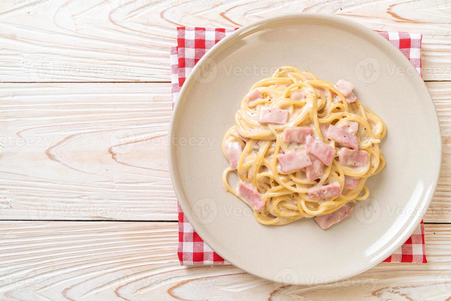 Spaghetti weiße Sahnesauce mit Schinken foto