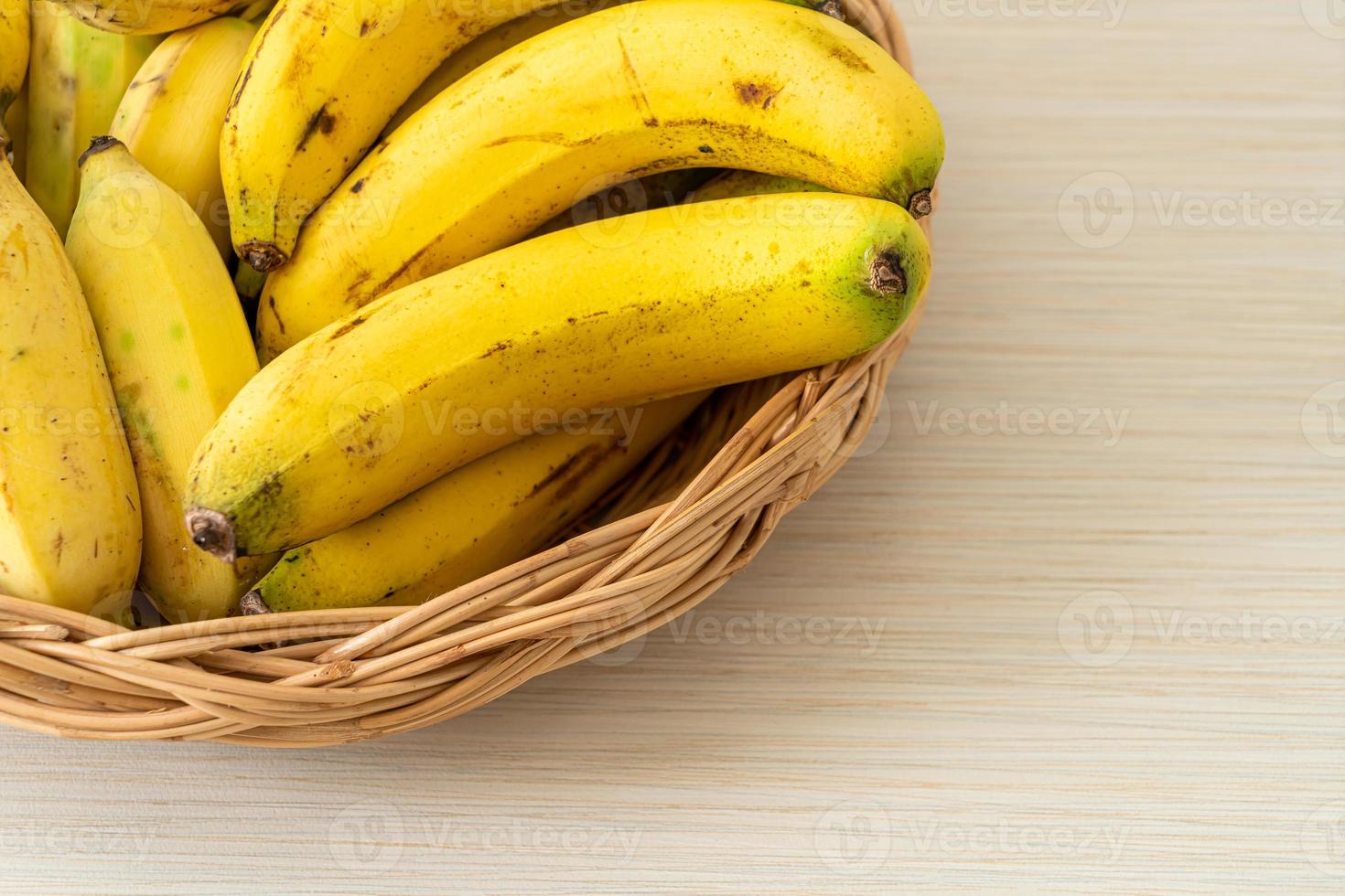 frische gelbe Bananen im Korb foto