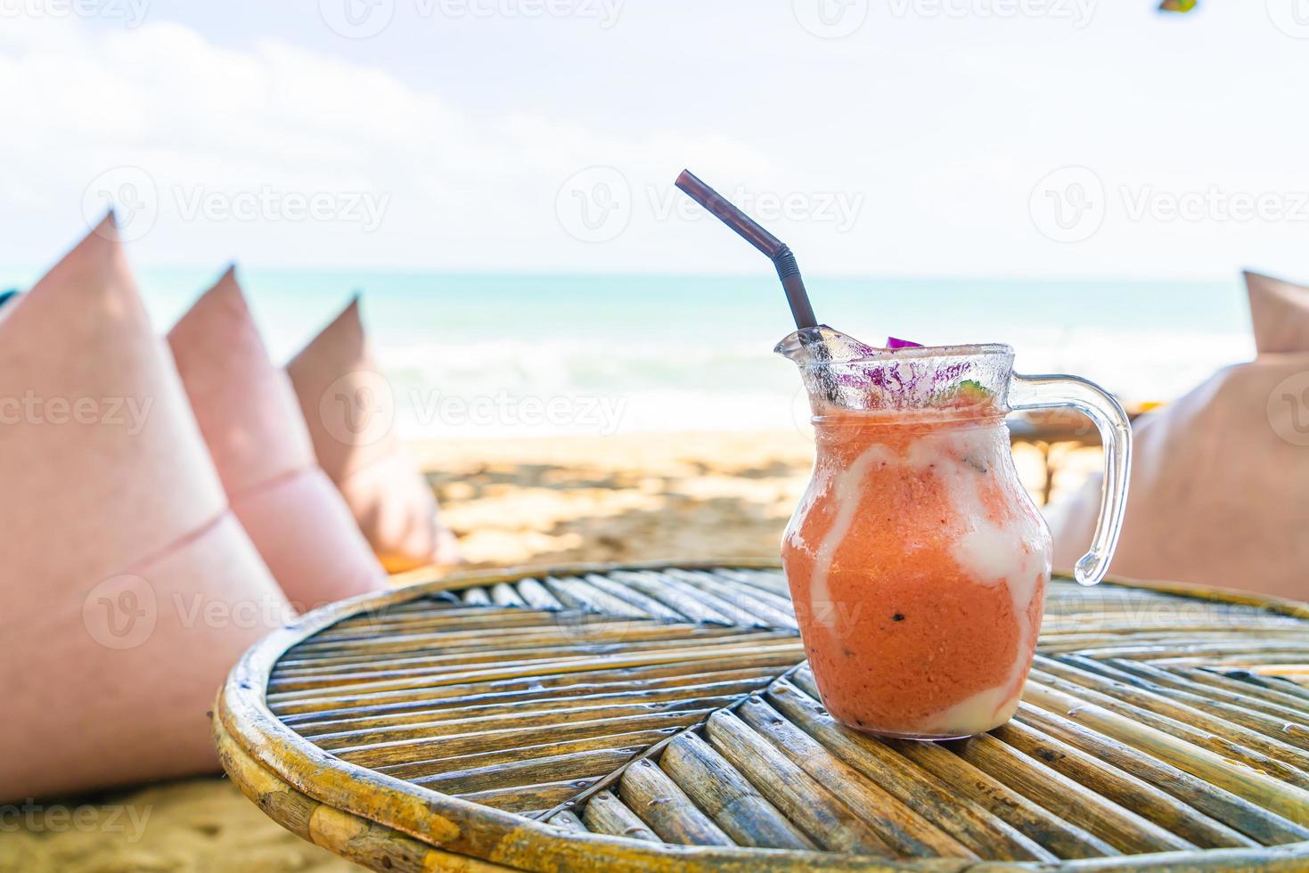 Mango-, Ananas-, Wassermelone- und Joghurt-Smoothies-Glas foto