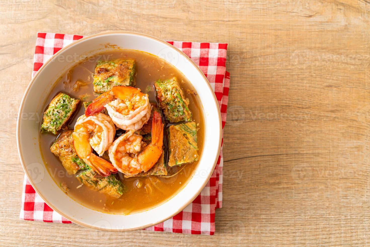 saure Suppe aus Tamarindenpaste mit Garnelen und Gemüseomelett foto