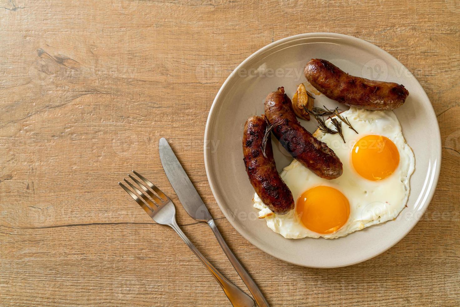 doppeltes Spiegelei mit Schweinswurst foto