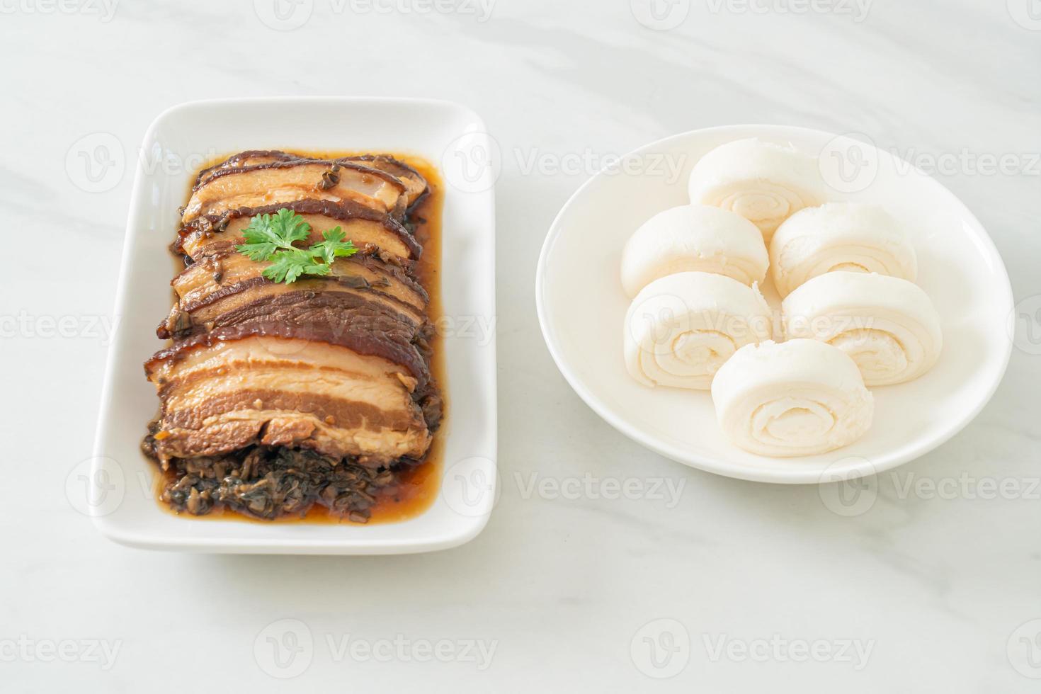 Dampfbauchschweinefleisch mit Senfkohl-Rezepten oder Mei Cai Kou Rou foto