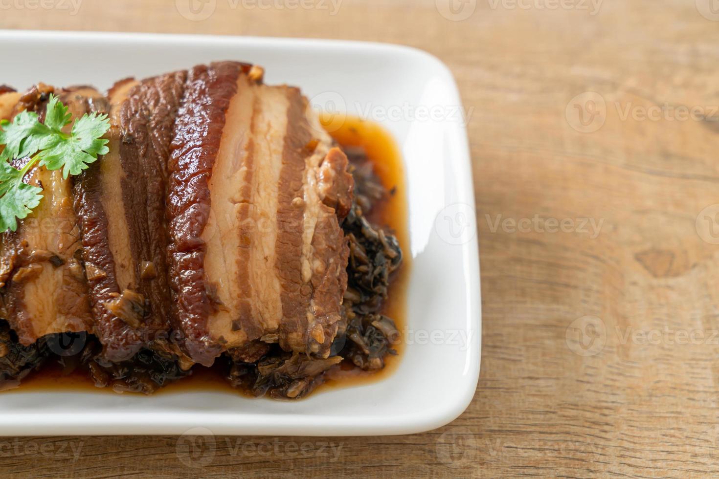 Dampfbauchschweinefleisch mit Senfkohl-Rezepten oder Mei Cai Kou Rou foto