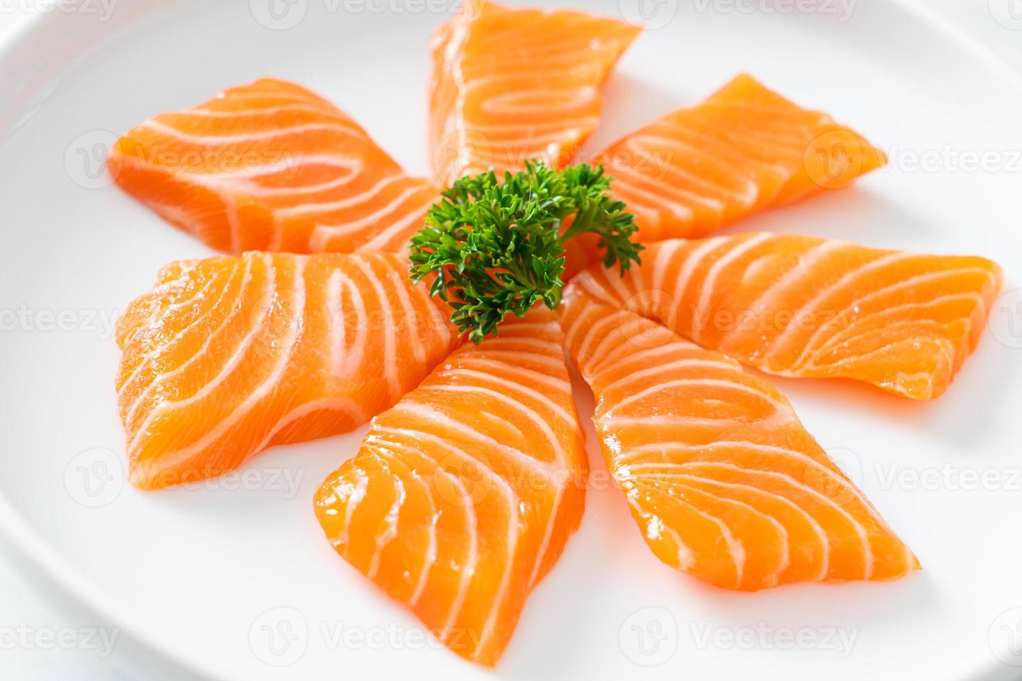 frischer Lachs roher Sashimi auf Teller foto