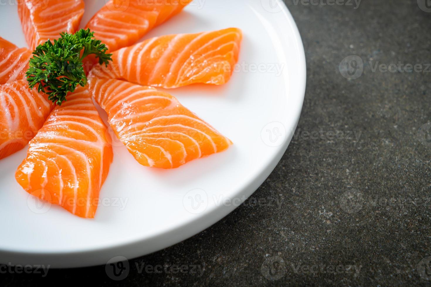 frischer Lachs roher Sashimi auf Teller foto