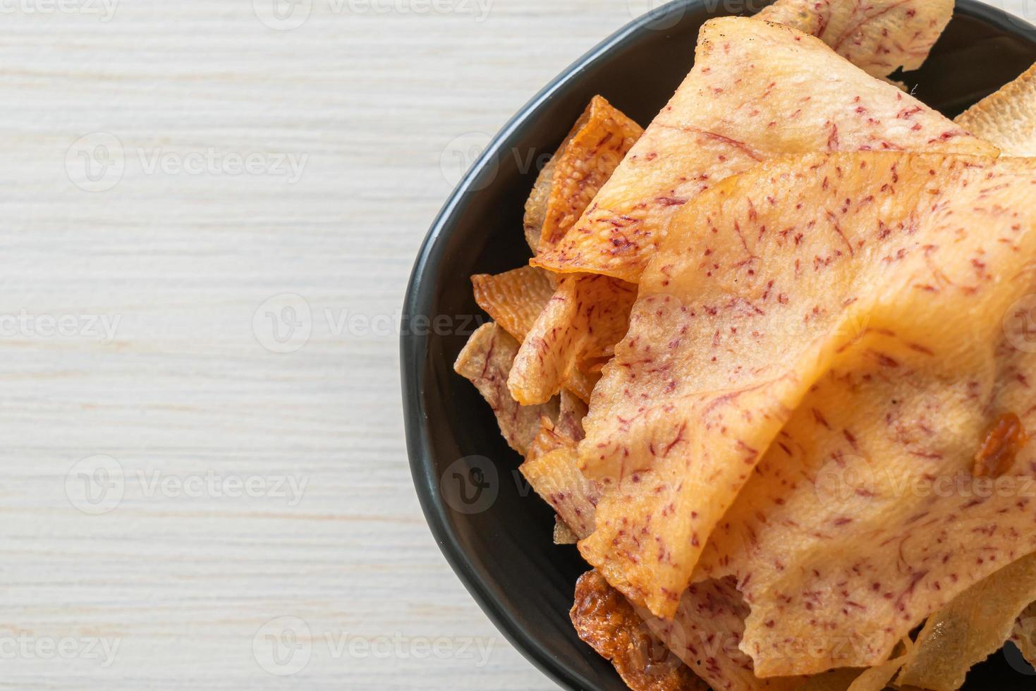 Taro Chips - gebraten oder gebacken in Scheiben geschnitten Taro foto