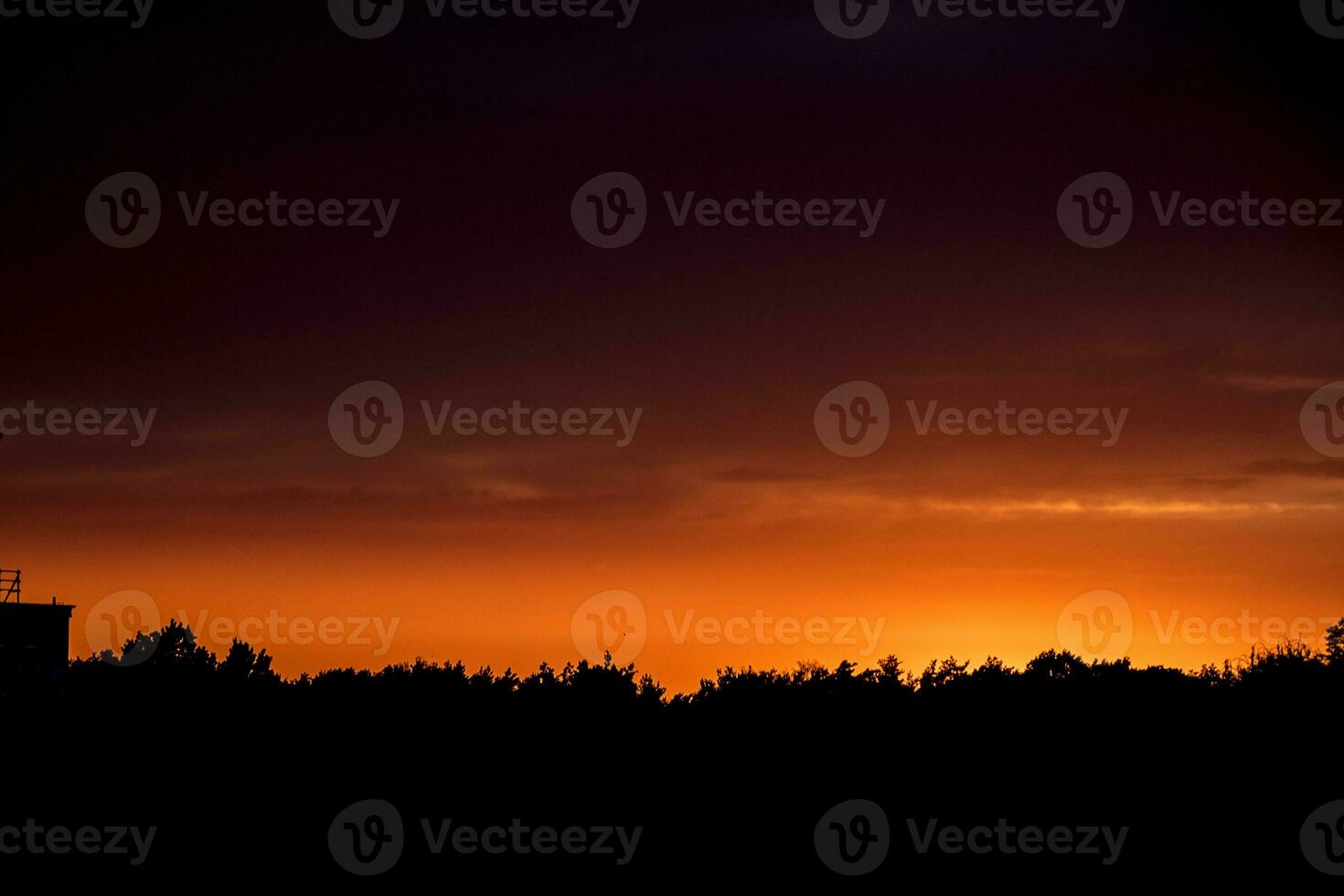 Orange Sommer- Himmel mit Wolken während Sonnenuntergang foto