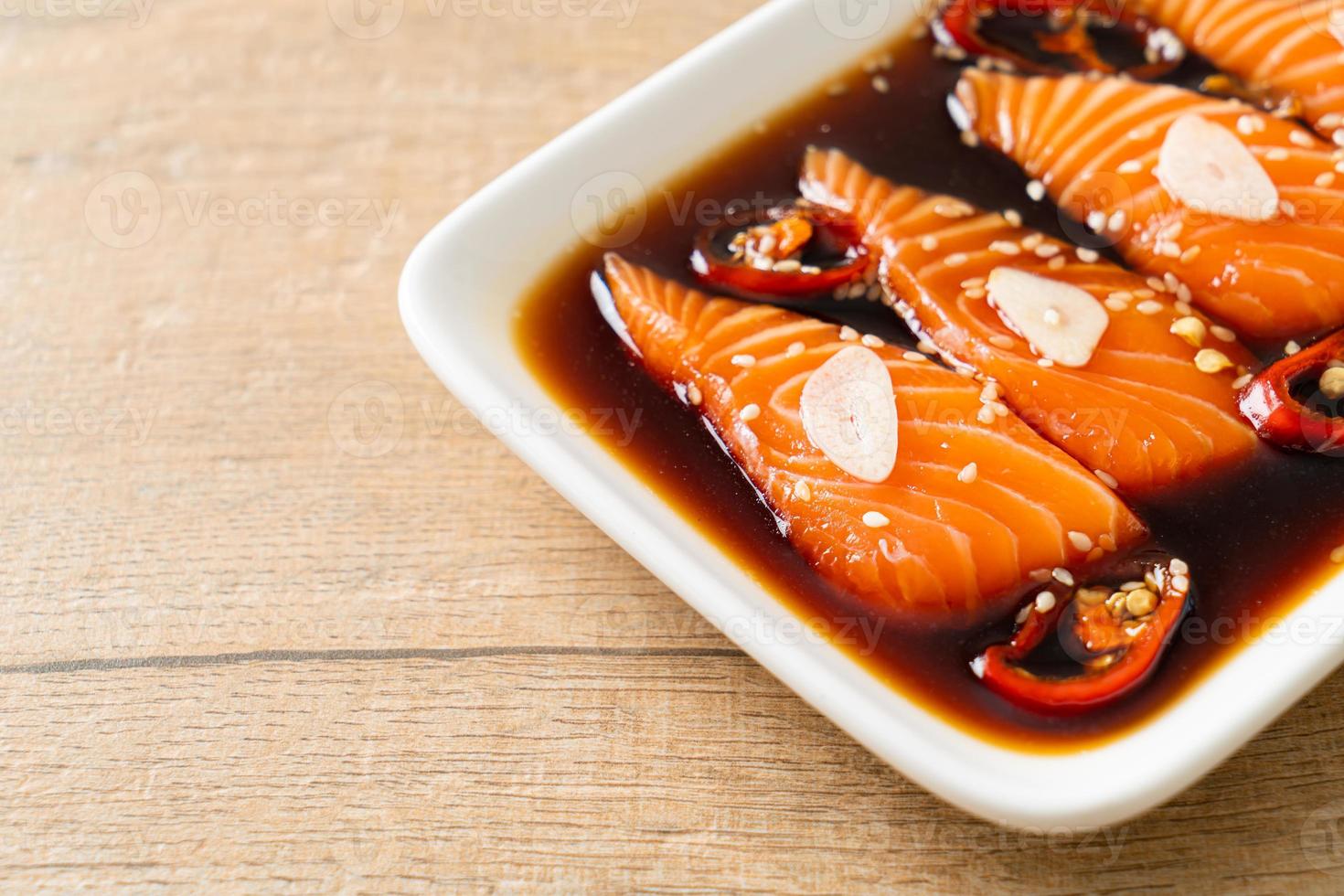 mit Lachs mariniertes Shoyu oder mit Lachs eingelegte Sojasauce foto