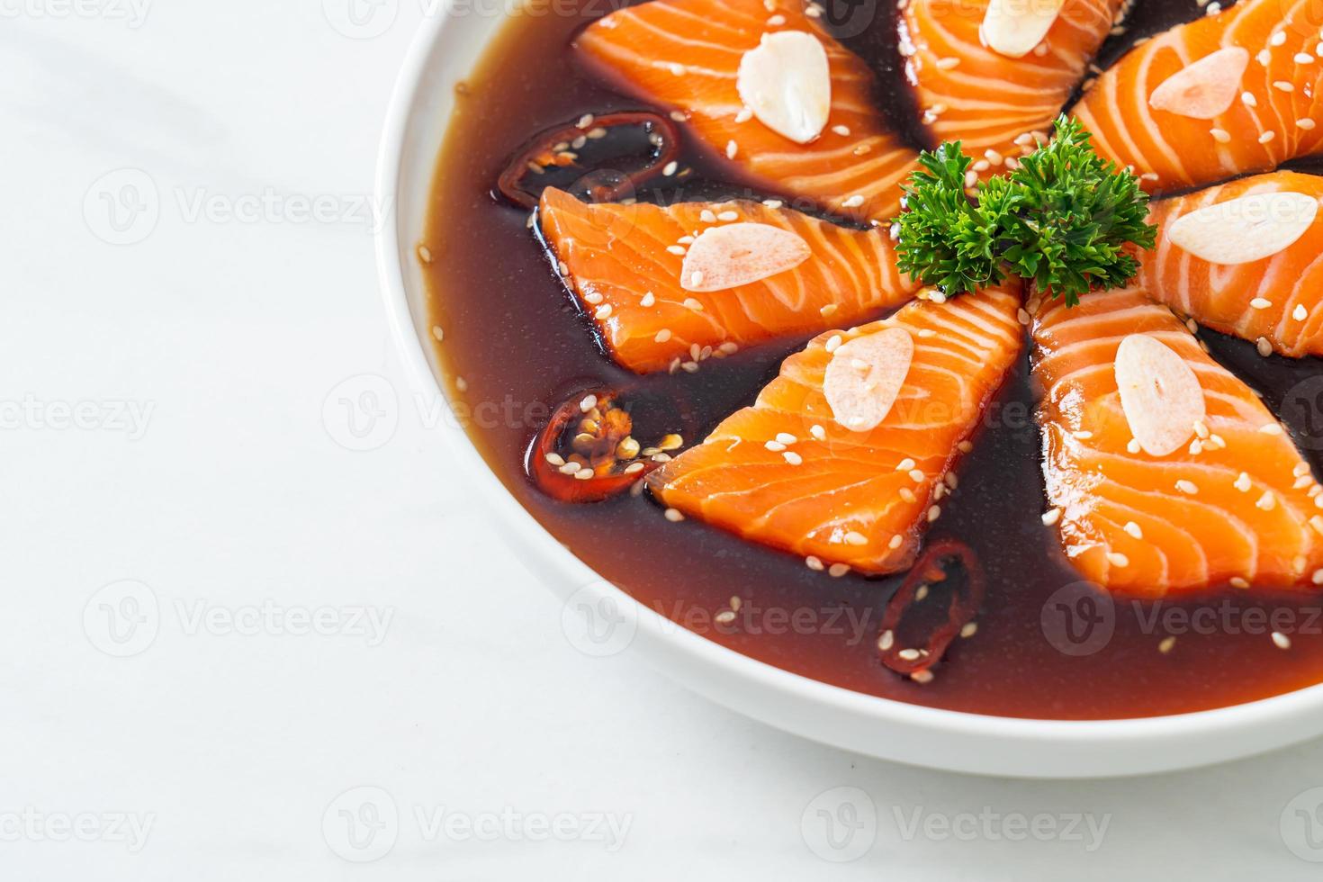 mit Lachs mariniertes Shoyu oder mit Lachs eingelegte Sojasauce foto