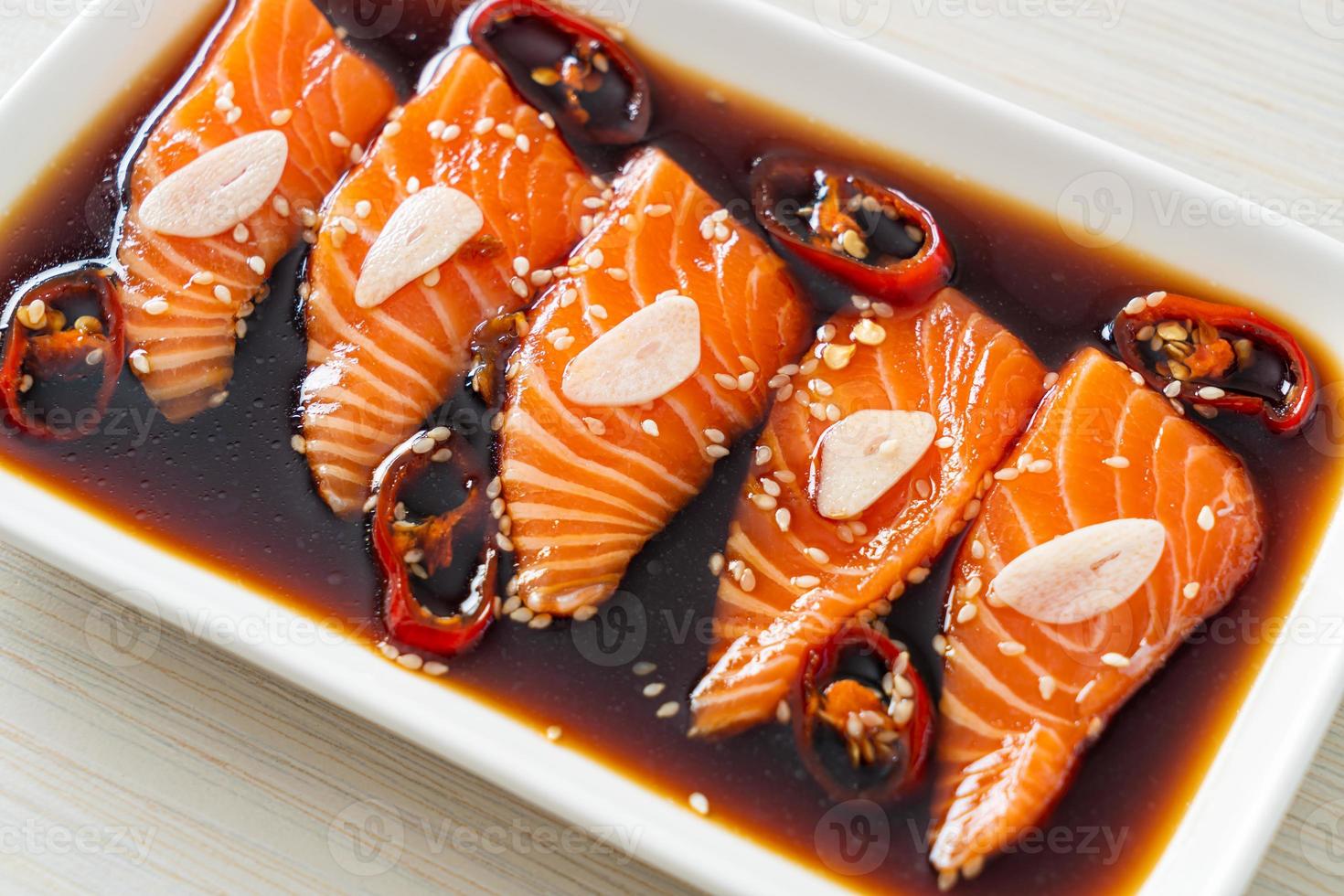 mit Lachs mariniertes Shoyu oder mit Lachs eingelegte Sojasauce foto