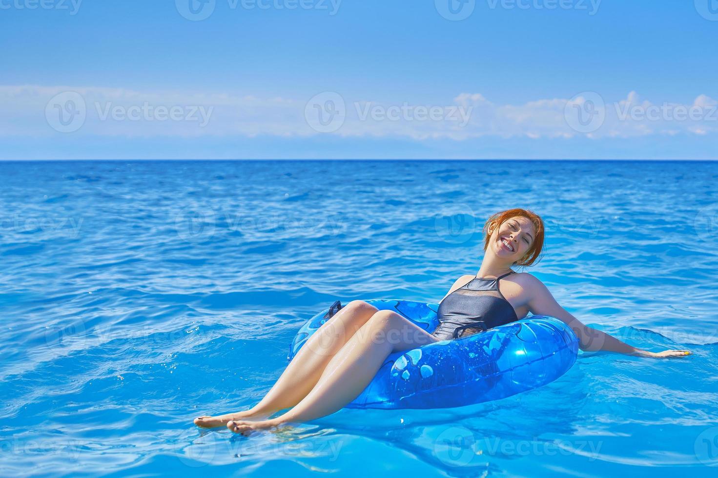 Frau entspannt sich auf aufblasbarem Ring foto