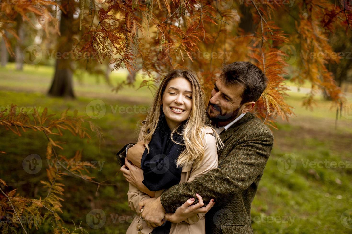 junges Paar im Herbstpark foto