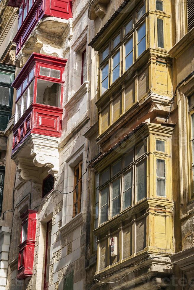 traditionelles Haus-Fenster-Architektur-Detail in der Altstadt von la Valletta Malta? foto