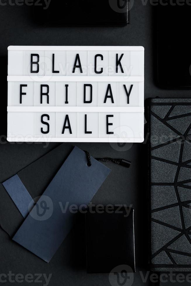 Black Friday-Verkaufskonzept. monochromes Flatlay auf dunklem Hintergrund foto