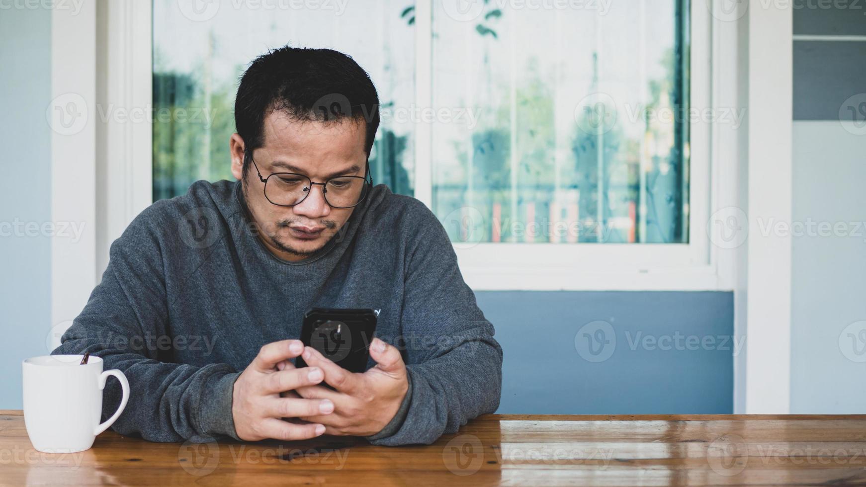 Asiate chattet im Social-Media-Messenger mit einem Smartphone. foto