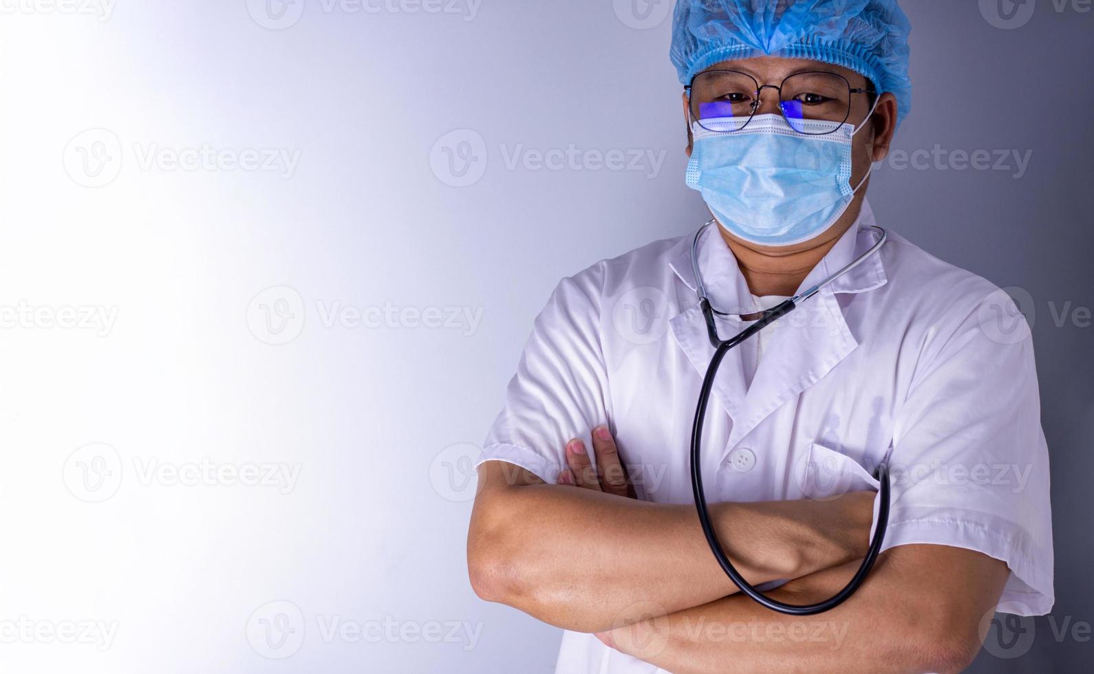 Porträt eines Arztes, der eine Maske trägt und einen Hut trägt. foto