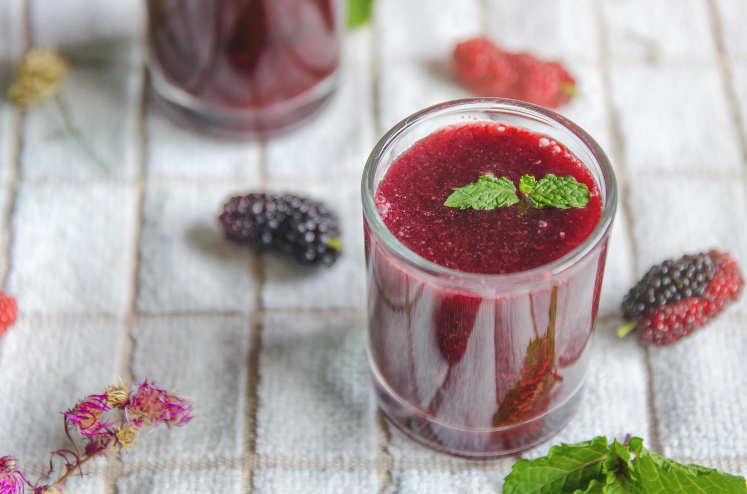 Maulbeersaft und Maulbeerfrucht, frische Beerenfrucht-Smoothies. foto