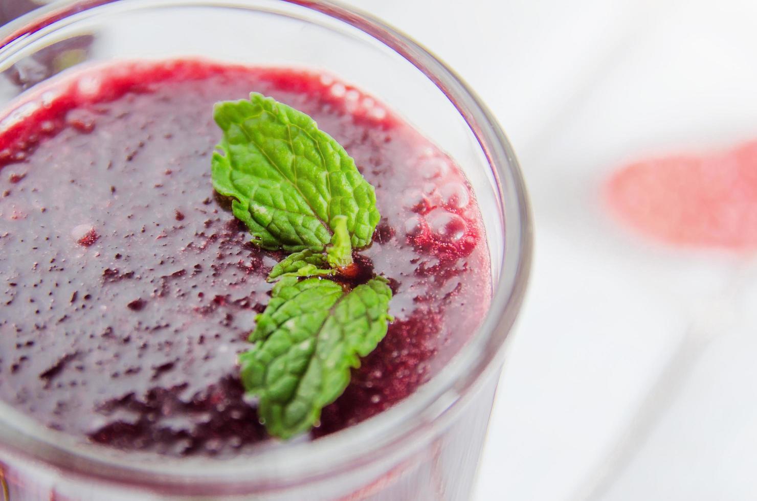 Maulbeersaft und Maulbeerfrucht, frische Beerenfrucht-Smoothies. foto