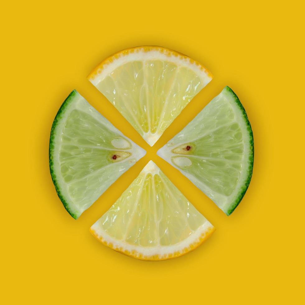 Zitronen- und Limettenscheibe und frische Zitrusfrüchte auf gelbem Hintergrund. foto