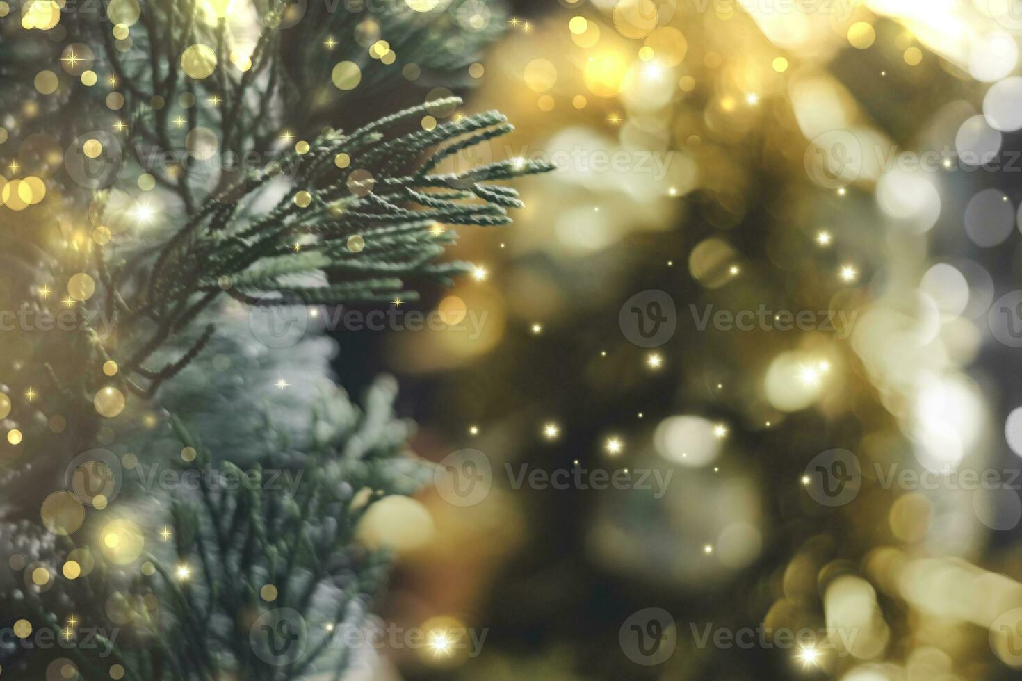 Weihnachten Baum und Geschenk Box Bälle. Bokeh Girlanden im das verwischen rot golden Hintergrund. Würfel Block zu enthalten das Zweck von tun. Entwicklung Ideen zum das Neu Jahr 2024. Festival von Feier glücklich foto