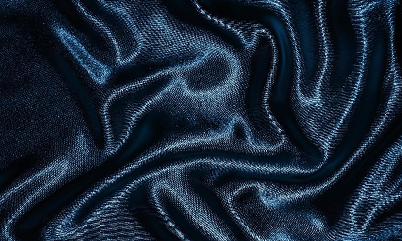 Hintergrund und Tapete aus tiefblauem Stoff und gestreiftem Textil. foto