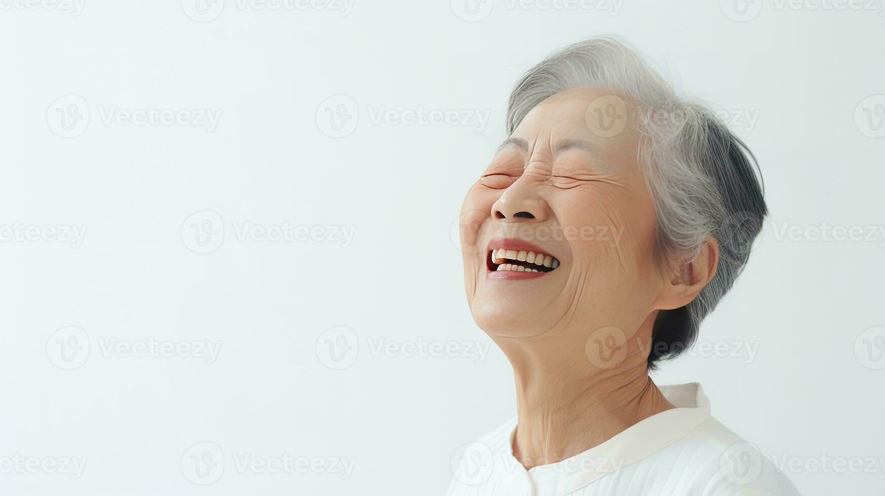 schließen oben Foto von ein 80 Jahre alt Chinesisch Frau Lachen mit Alzheimer Krankheit auf Weiß Hintergrund. generativ ai