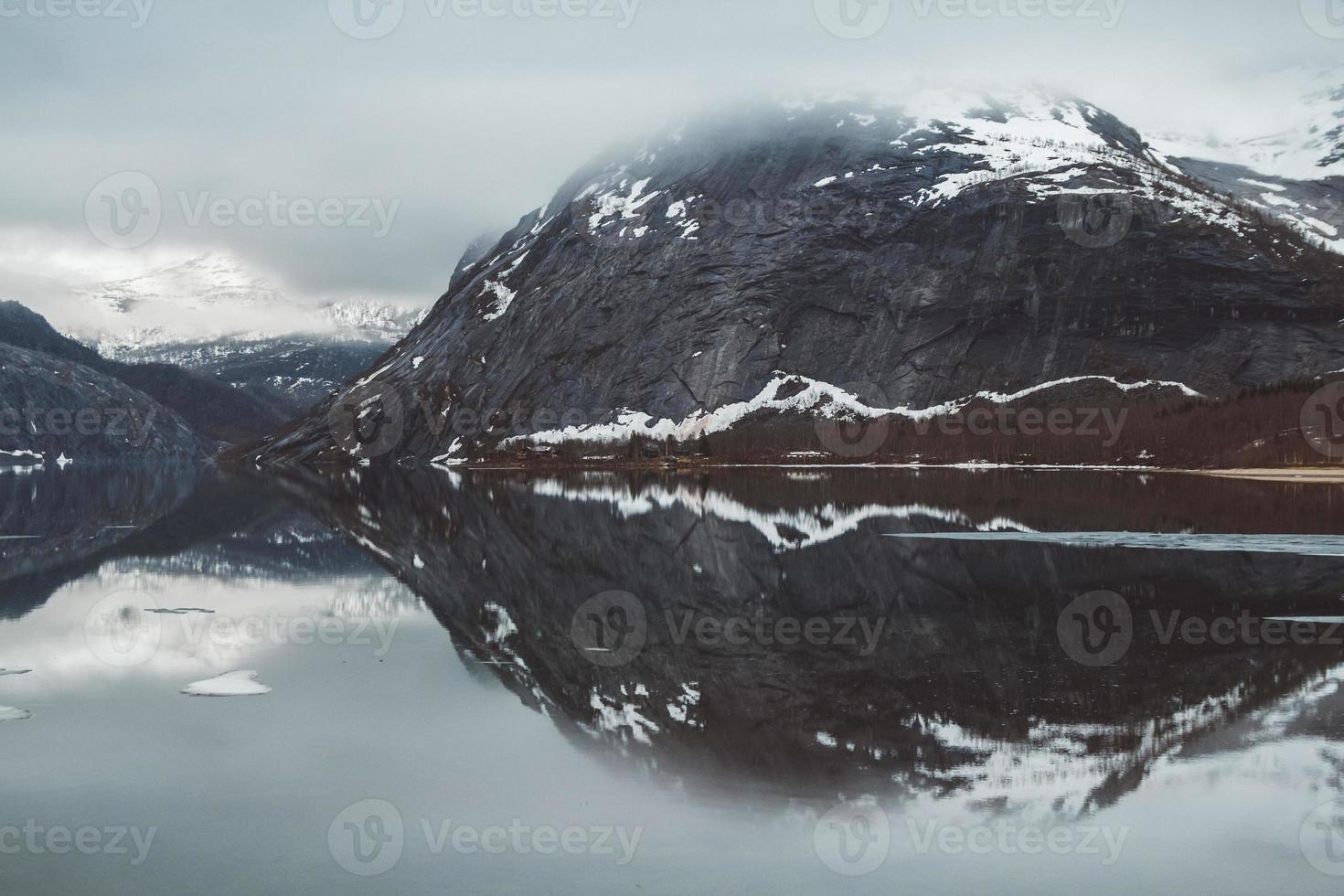 Landschaft aus Bergen und See Landschaft genießen foto