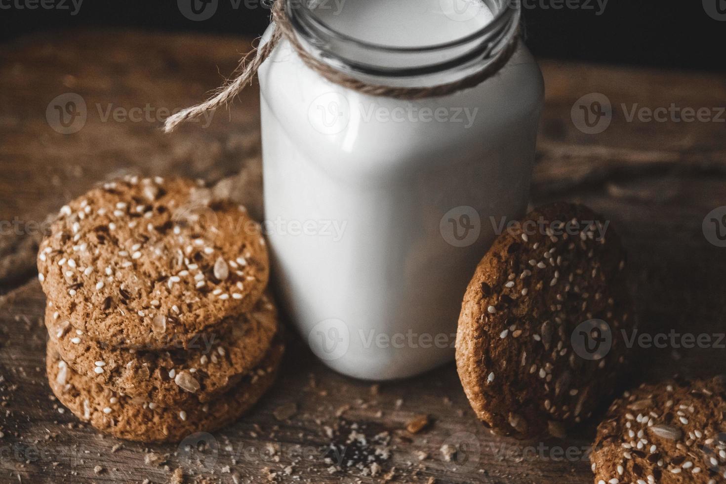 Getreidekekse mit einem Krug Milch auf einem hölzernen Hintergrund. foto