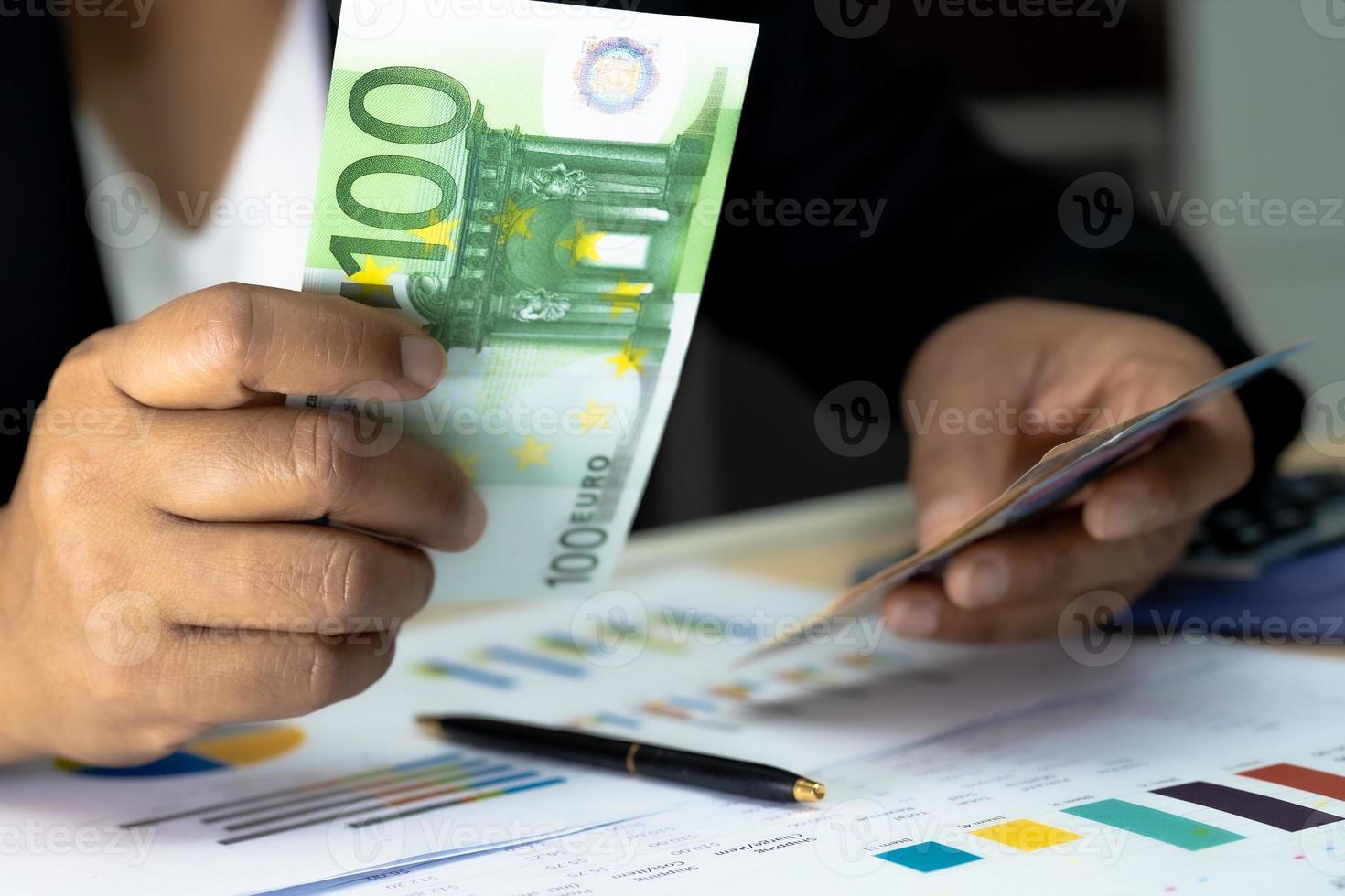 asiatischer Buchhalter arbeitet und analysiert Finanzberichte Projekt foto