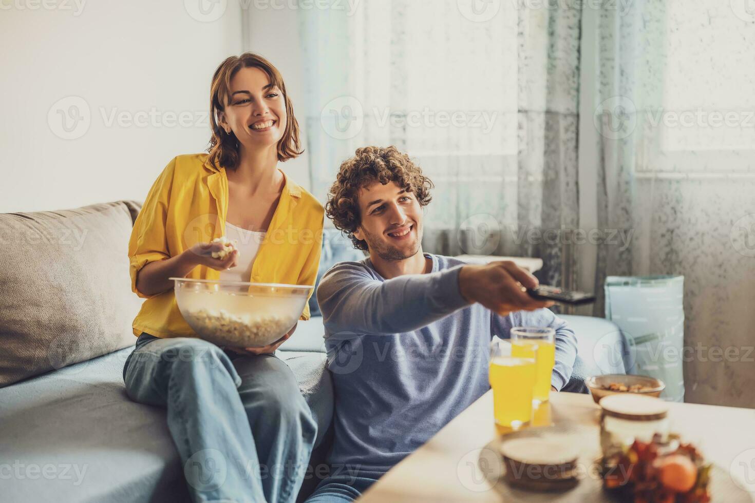 Porträt von jung glücklich Paar Wer ist entspannend und Aufpassen Fernseher beim heim. foto