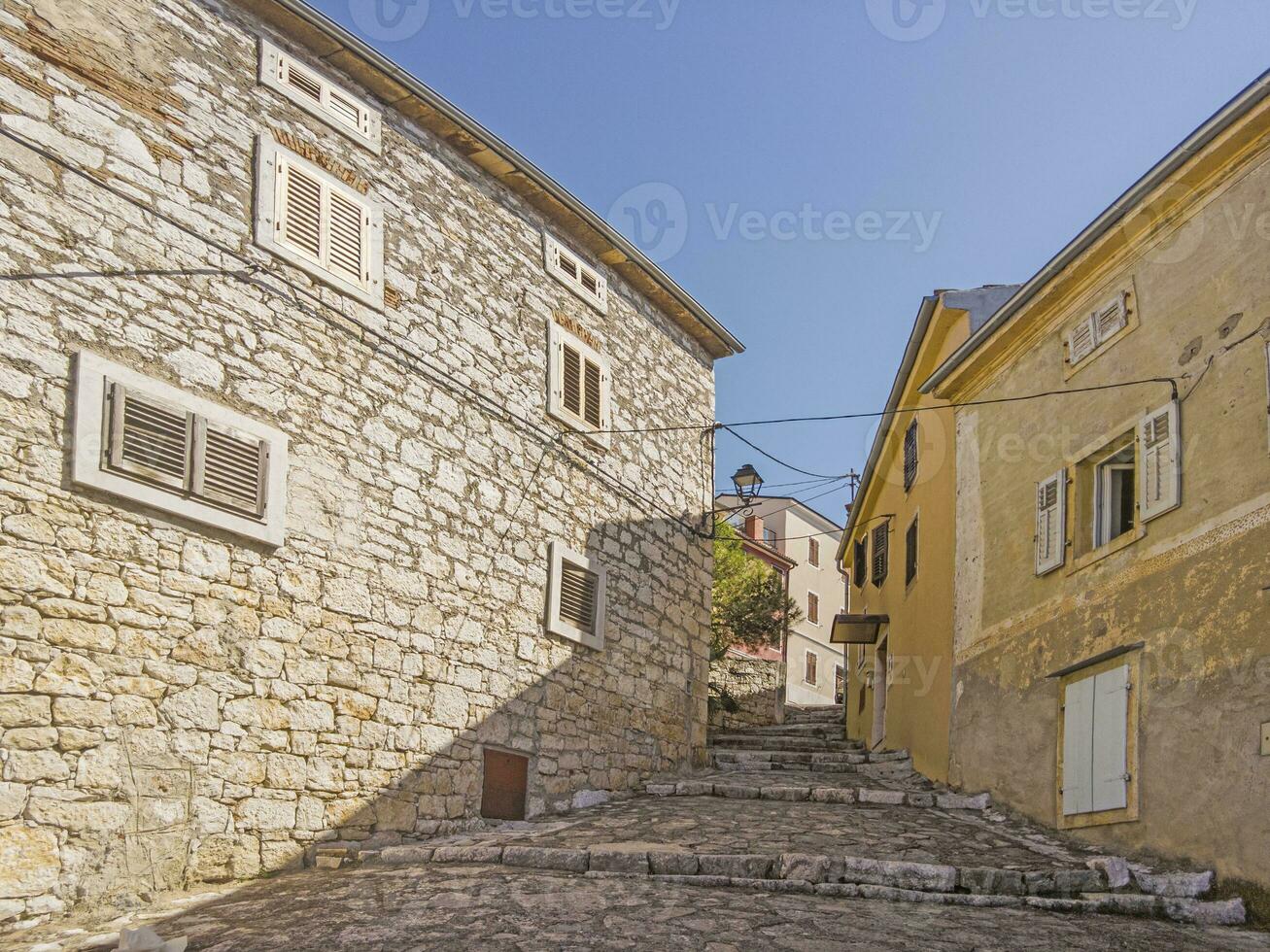 Bild von das Stadt, Dorf von groznjan mit idyllisch Kopfsteinpflaster Straßen und Gebäude gemacht von natürlich Stein foto