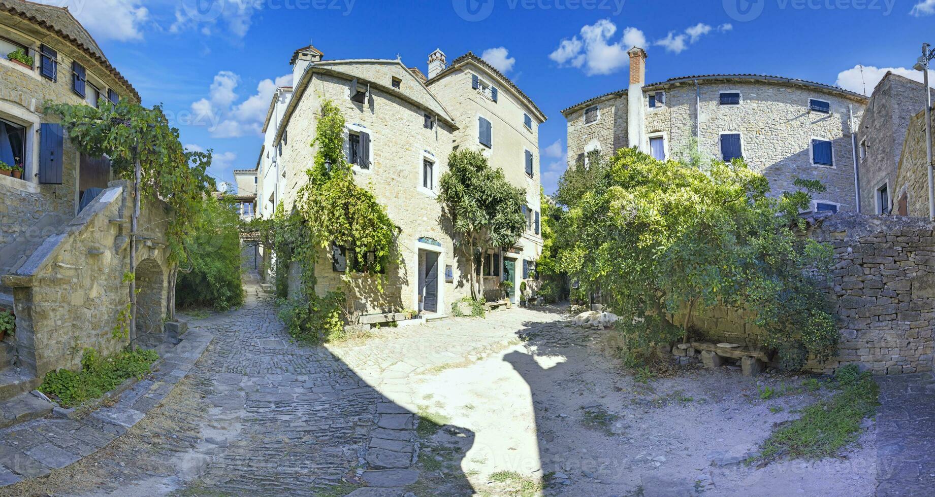 Bild von das Stadt, Dorf von groznjan mit idyllisch Kopfsteinpflaster Straßen und Gebäude gemacht von natürlich Stein foto