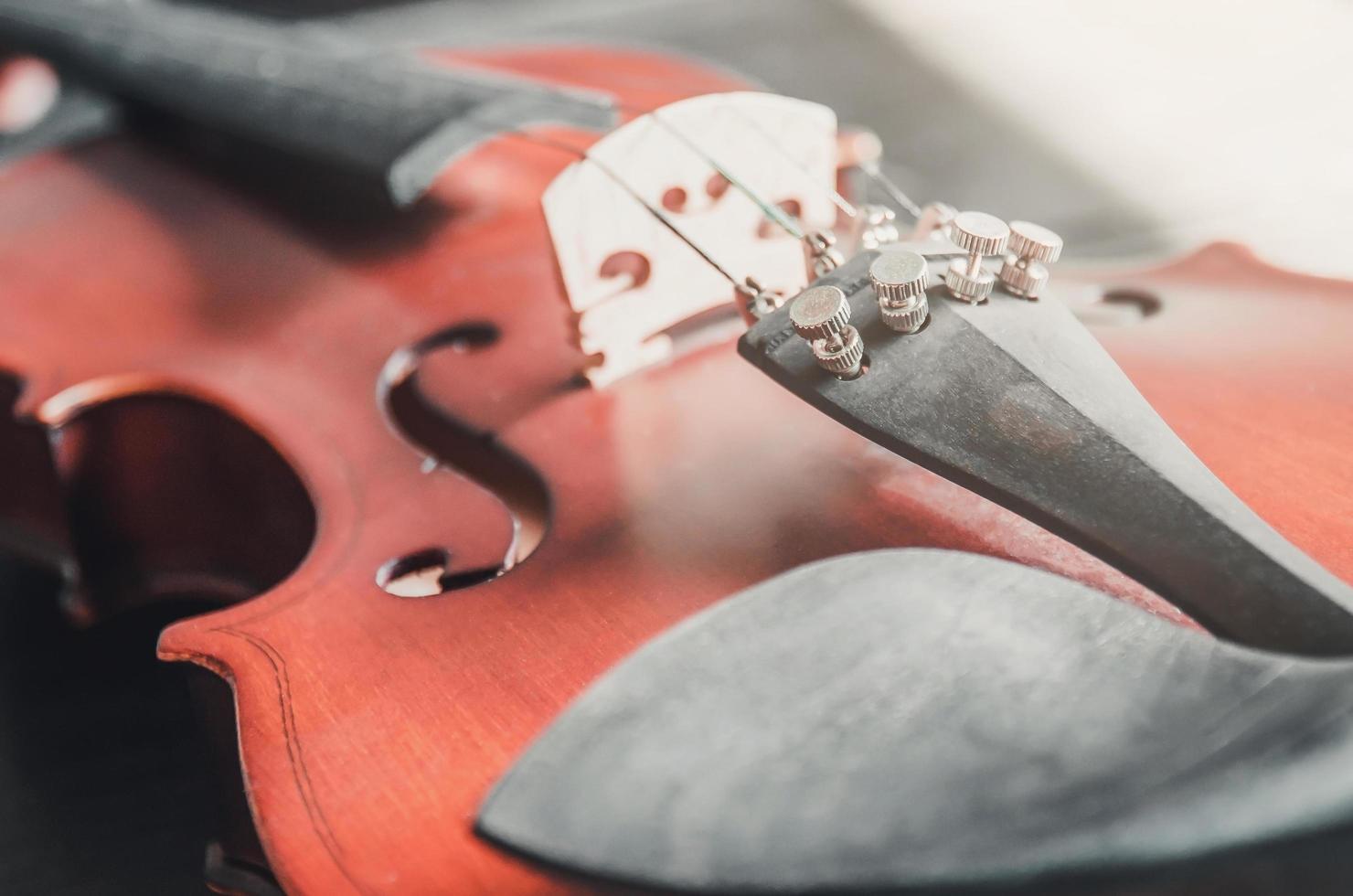 die Geige auf dem Tisch, klassisches Musikinstrument im Orchester. foto