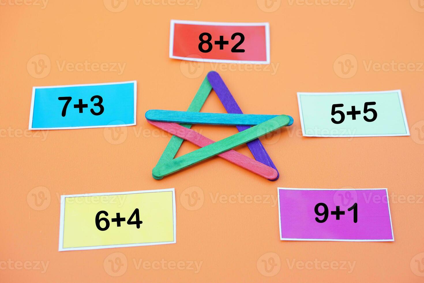 Papier Karten mit Zahlen Zusatz, Plus zum Lehren Mathe Thema. DIY bunt benutzt Eis Sahne Stöcke im Star Form. Konzept, Lehren AIDS, lehrreich Nummer Spiel. foto