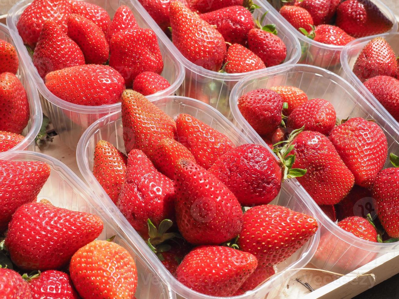 Erdbeeren in Obstkiste foto